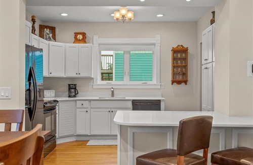 Cedar Falls House | Cedar Falls Gem: Vintage Home With Modern Comforts Near Historic Downtown!