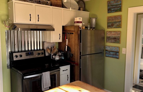 Winston - Salem Cabin | Cedar Shake Cabin, with Artsy decor.Sleeps 3,