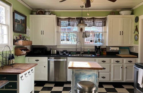 Winston - Salem Cabin | Cedar Shake Cabin, with Artsy decor.Sleeps 3,