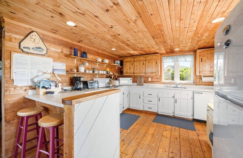 Darnley Cottage | Cedar Shanty, cozy cottage steps from Thunder Cove
