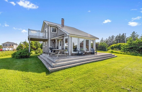 Darnley Cottage | Cedar Shanty, cozy cottage steps from Thunder Cove