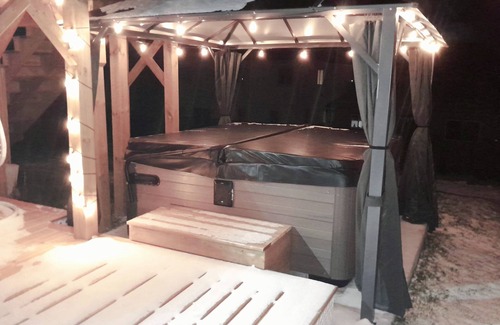 Orillia Apartment | ❤ Cedar-View Studio with Hot Tub ❤n