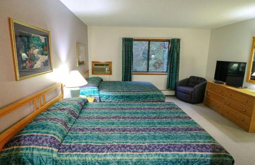 West Bridgewater Hotel | Cedarbrook Two Double bed Standard Hotel room 118