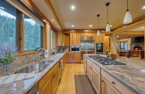 Olympic Valley Cottage | Cedars at Palisades by Avantstay Hot Tub, Resort Access, and Mountain Views