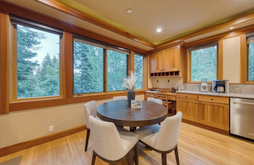 Olympic Valley Cottage | Cedars at Palisades by Avantstay Hot Tub, Resort Access, and Mountain Views
