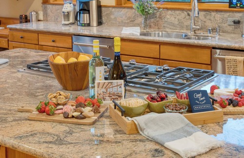 Olympic Valley Cottage | Cedars at Palisades by Avantstay Hot Tub, Resort Access, and Mountain Views