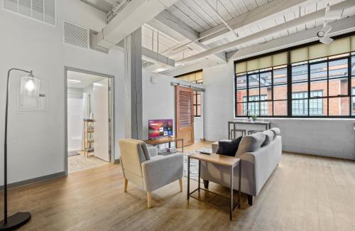 Downtown Cleveland Apartment | Central 1 BD Loft l Downtown l Parking l Sofa Bed