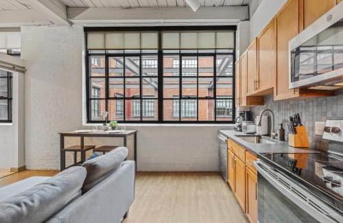 Downtown Cleveland Apartment | Central 1 BD Loft l Downtown l Parking l Sofa Bed