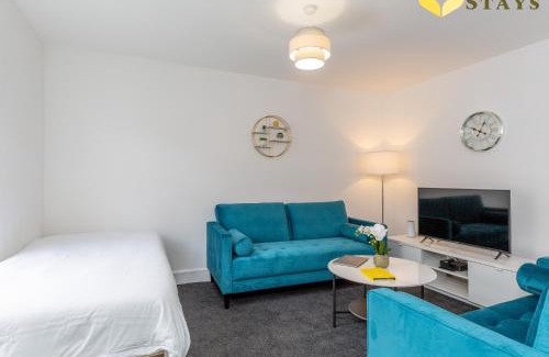 Northampton House | Central 2 to 3BR House, Free Parking, Ideal for Long Stays, Work Crews & Family Trips