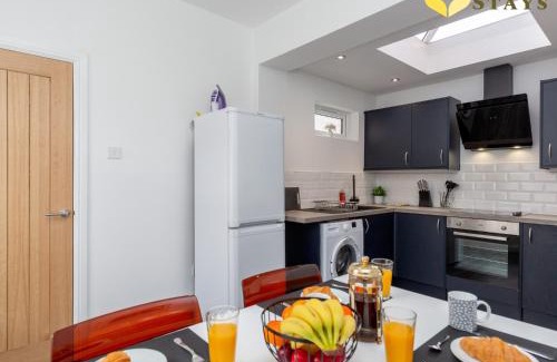 Northampton House | Central 2 to 3BR House, Free Parking, Ideal for Long Stays, Work Crews & Family Trips