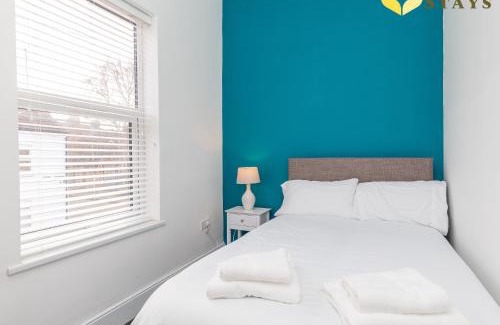 Northampton House | Central 2 to 3BR House, Free Parking, Ideal for Long Stays, Work Crews & Family Trips