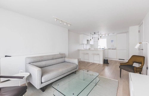 Churchill Apartment | Central 2BR Flat with Balcony - Belgravia