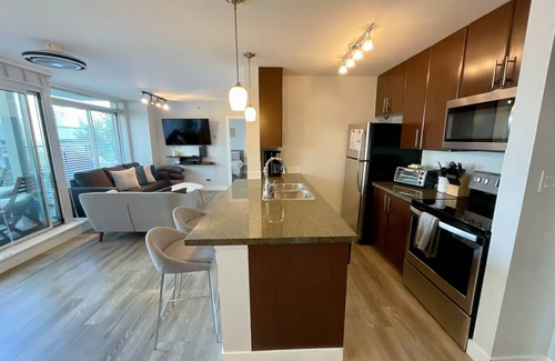 Crosstown Apartment | Central 3BR Suite w/Pond View & Luxe Amenities