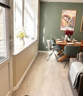 Vesterbro Apartment | Central Aarhus Lejlighed i Gadeplan med Parkering lige udenfor