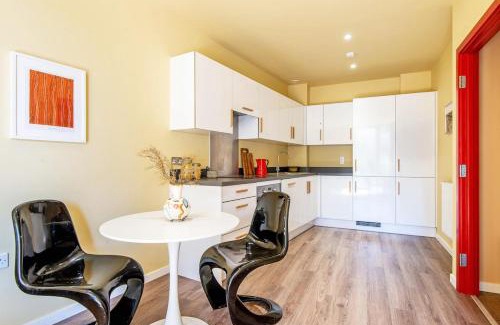 Whitechapel Apartment | Central and Specious Apartment in City of London with a Balcony