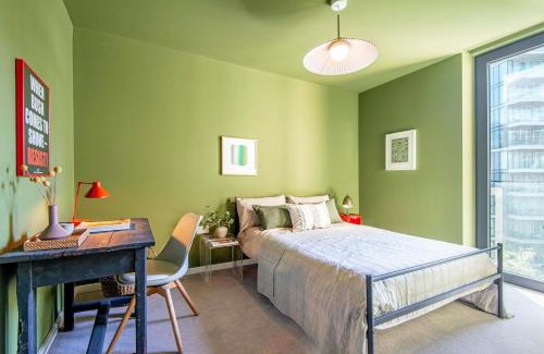 Whitechapel Apartment | Central and Specious Apartment in City of London with a Balcony