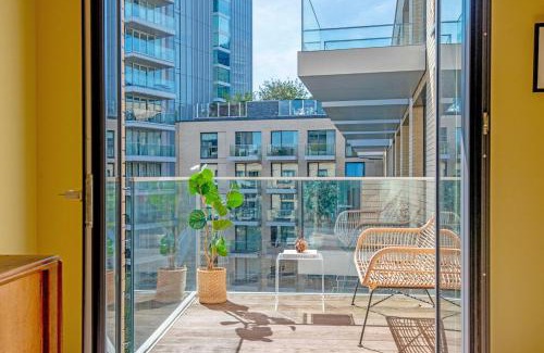 Whitechapel Apartment | Central and Specious Apartment in City of London with a Balcony