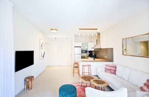 Tel Aviv Apartment | Central apartment with Jacuzzi near Bograshov Beach by HolyGuest