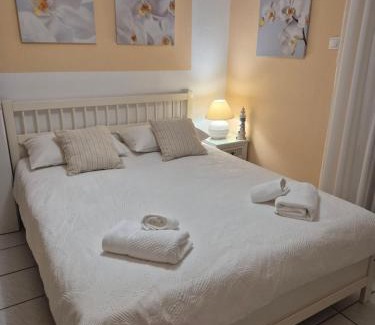 Loutraki Apartment | Central Apartment - 2 BR & Terrace I 50m to Beach
