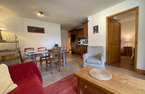 Samoens Apartment | Central Apartment in Samoëns: Spacious, Modern, Near Ski Bus, with Free Parking