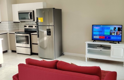 New Kingston Apartment | Central apartment Located across from the National Stadium with Gym & Tennis Crt