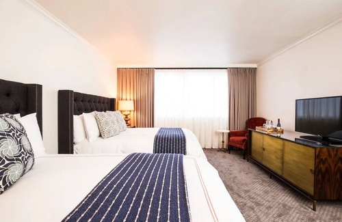 West Campus Hotel | Central Austin Stay: Historic Hotel w/Outdoor Pool - Close to UT Austin Stadium