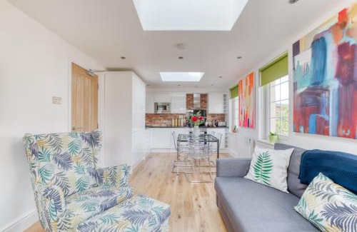 Dalry Apartment | Central Bright 3 Bed Flat with Pool & Parking