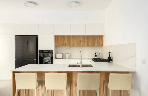 Tel Aviv City Center Apartment | Central & Bright Designer Getaway