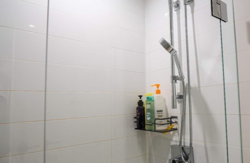 Richmond City Centre Apartment | Central by Airport Getaway / 1 Min Walk to Club Versanté (5 star Amenities)