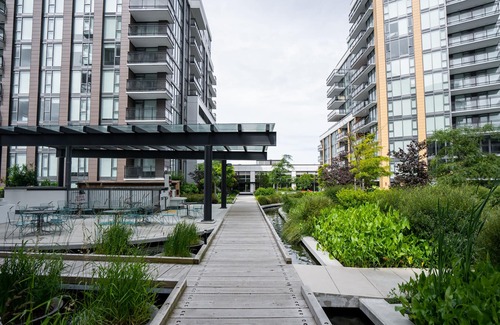 Richmond City Centre Apartment | Central by Airport Getaway / 1 Min Walk to Club Versanté (5 star Amenities)