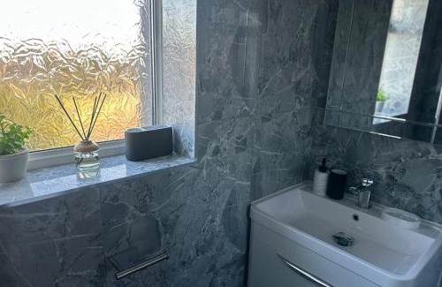 Coventry Apartment | Central City Home-3 Bed Rooms- Parking-Netflix