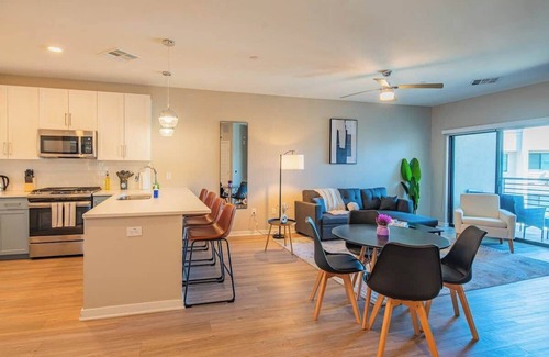 Orange Heights Apartment | Central City Retreat | Pool, Gym, Parking & W/D