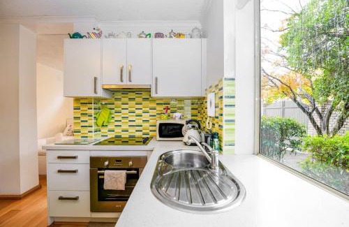 Fitzroy Apartment | Central & Cozy Fitzroy Studio Apartment with parking