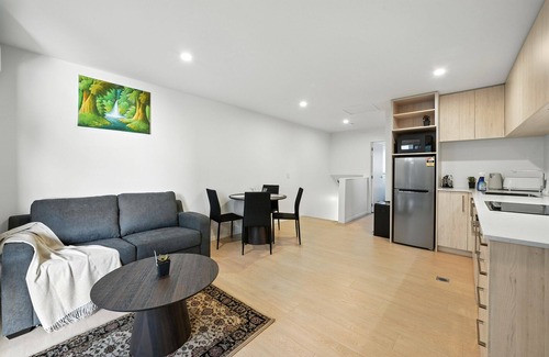 Christchurch City Centre Cottage | Central Crossing - Christchurch Holiday Home