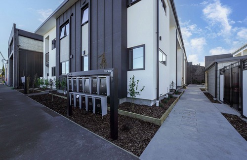 Christchurch City Centre Cottage | Central Crossing - Christchurch Holiday Home