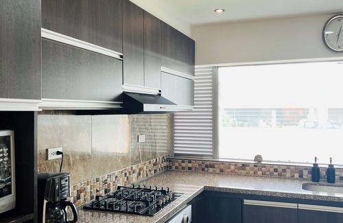 Pereira House | Central espaciosa y elegante con AC, Jacuzzi y 4 habitaciones en Pinares