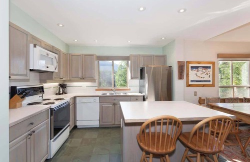 Blackcomb House | Central Family-Friendly Ski Home w/2 x Parking