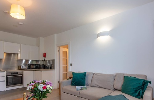 Reading Apartment | Central | Free Secure Parking | Relocating Families