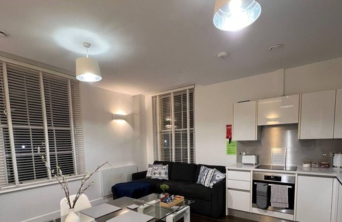 Reading Apartment | Central | Free Secure Parking | Relocating Families