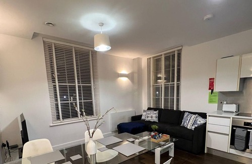 Reading Apartment | Central | Free Secure Parking | Relocating Families