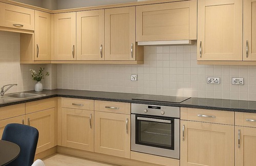 Hatfield Apartment | Central Hatfield | Free Parking | Sleeps up to 4 | With Balcony