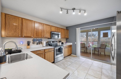 Montopolis House | CENTRAL HOME WITH POOL, PUTTING GREEN, FIREPIT, AND GAME ROOM. GREAT FOR GROUPS!