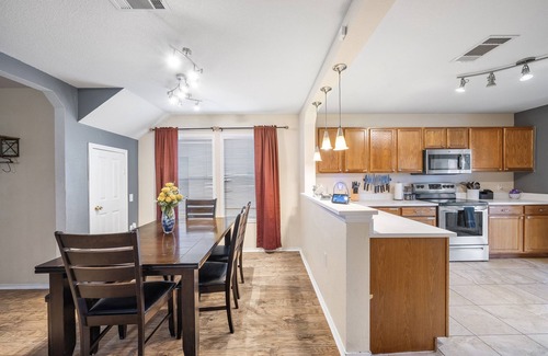 Montopolis House | CENTRAL HOME WITH POOL, PUTTING GREEN, FIREPIT, AND GAME ROOM. GREAT FOR GROUPS!