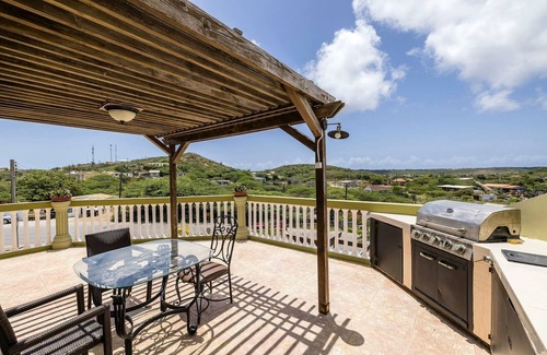 Willemstad Apartment | Central located second floor apartment with swimming pool and a very nice view.