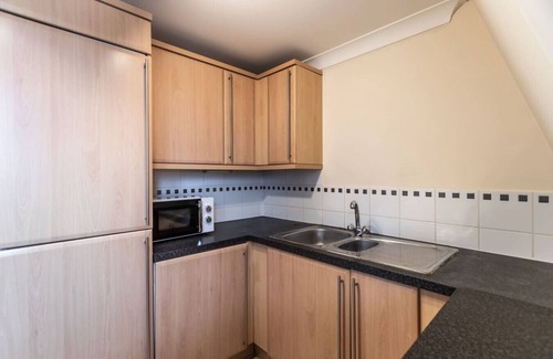 Swindon Apartment | Central Location*Long Stay Discounts*Free Parking