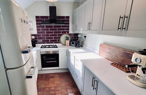 Merthyr Tydfil Apartment | Central Location | Roll Top Bath | Free Parking