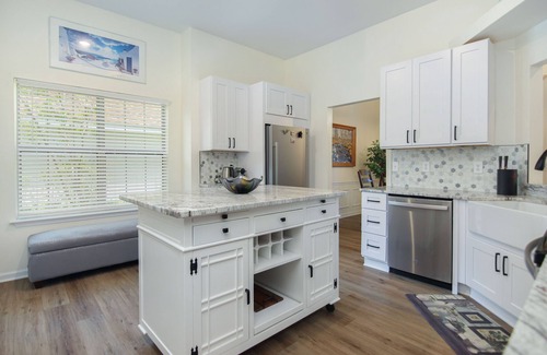 Mount Pleasant House | Central Mt. Pleasant Lake House - 10 Mins from Beach, Shopping, Restaurants!