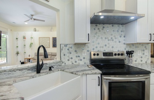 Mount Pleasant House | Central Mt. Pleasant Lake House - 10 Mins from Beach, Shopping, Restaurants!
