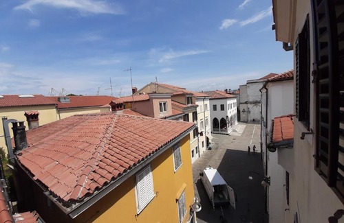 Koper Apartment | Central square view - near beach