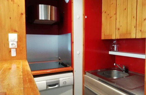 Arc-2000 Apartment | Central studio for 4, balcony, ski-in/ski-out & TV